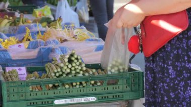 Kehl, Almanya - 12 Nisan 2024: Yerel bir çiftçi pazarında taze sebze ve meyve. Alıcılar, çadırların tezgahlarından bahar yeşili kuşkonmaz seçiyorlar..