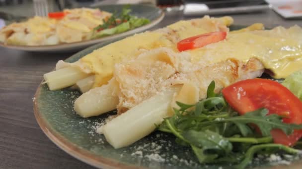 Ένα Πιάτο Λευκά Σπαράγγια Ένα Εστιατόριο Λευκά Σπαράγγια Τηγανίτες Μπέικον — Αρχείο Βίντεο