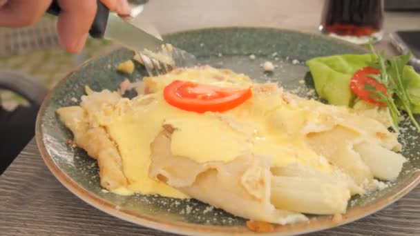 Visitor Restaurant Eats Dish Asparagus Fork Knife Restaurant White Asparagus — Stock Video