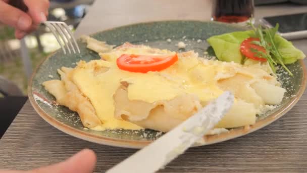 Egy Vendég Egy Étteremben Spárgás Ételt Eszik Villával Késsel Egy — Stock videók