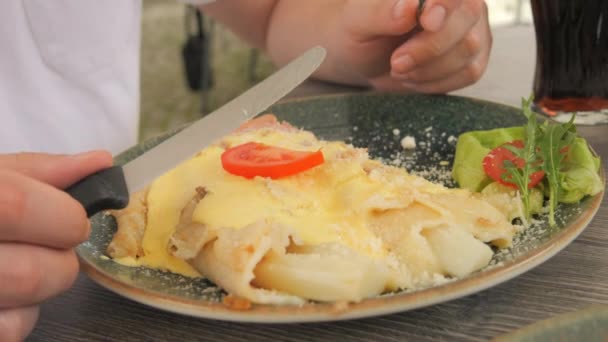 Gość Restauracji Potrawy Szparagami Widelcem Nożem Restauracji Białe Szparagi Naleśniki — Wideo stockowe