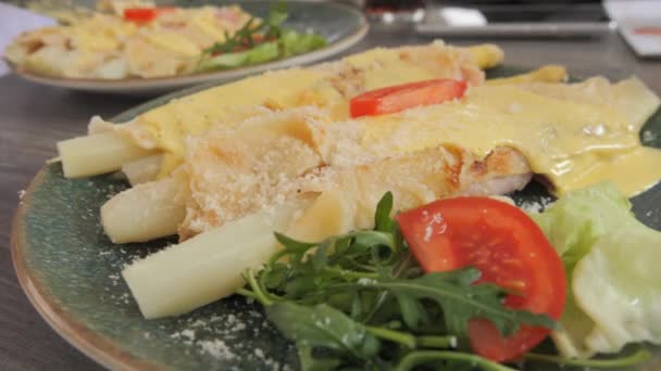 Restoranda Içinde Beyaz Kuşkonmaz Olan Bir Yemek Beyaz Kuşkonmaz Krep — Stok video