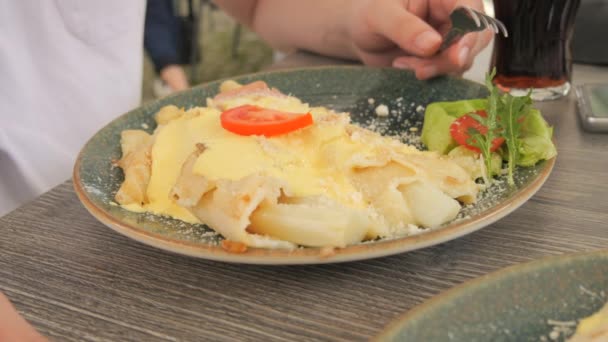 Een Bezoeker Een Restaurant Eet Een Gerecht Met Asperges Met — Stockvideo