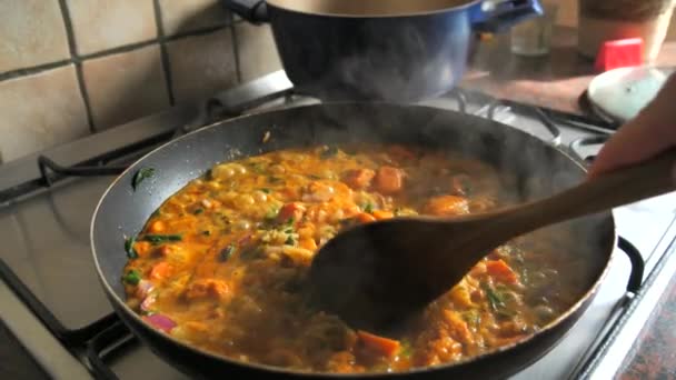 Plato Indio Mantequilla Pollo Masala Con Arroz Una Sartén Cocina — Vídeos de Stock