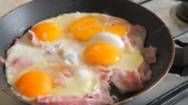 Яйца Ломтиками Бекона Поджариваются Сковороде Завтрак Утрам — стоковое видео