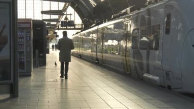 Karlsruhe, Almanya - 30 Nisan 2023: Sabah erken saatlerde tren istasyonu platformu. Platformda bir tren..