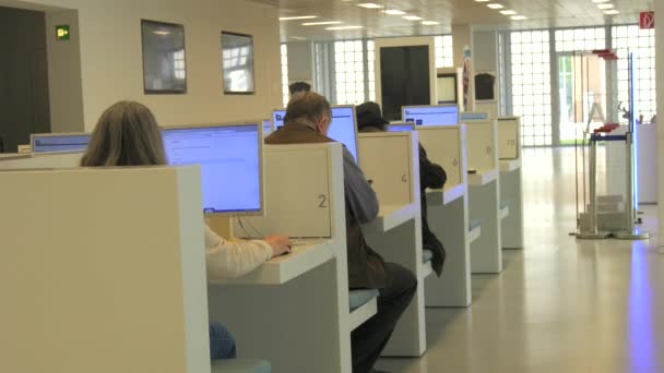 シュトゥットガルト ドイツ 2023年4月30日 人々がコンピュータと仕事の前に座っている都市図書館 — ストック動画