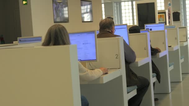 Stuttgart Duitsland April 2023 Stadsbibliotheek Waarin Mensen Achter Computers Zitten — Stockvideo