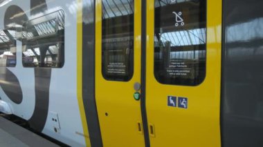 Karlsruhe, Almanya - 30 Nisan 2023: tren istasyonu platformu. Sarı tren kapılarının yakın görüntüsü.