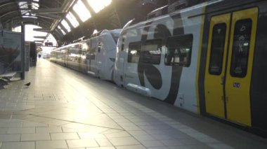 Karlsruhe, Almanya - 30 Nisan 2023: Sabah erken saatlerde tren istasyonu platformu. Platformda bir tren..