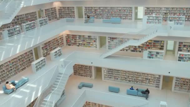 Stuttgart Tyskland April 2023 Inredning Stadsbiblioteket Flera Våningar Hyllor Med — Stockvideo