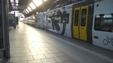 Karlsruhe, Almanya - 30 Nisan 2023: Sabah erken saatlerde tren istasyonu platformu. Platformda bir tren..