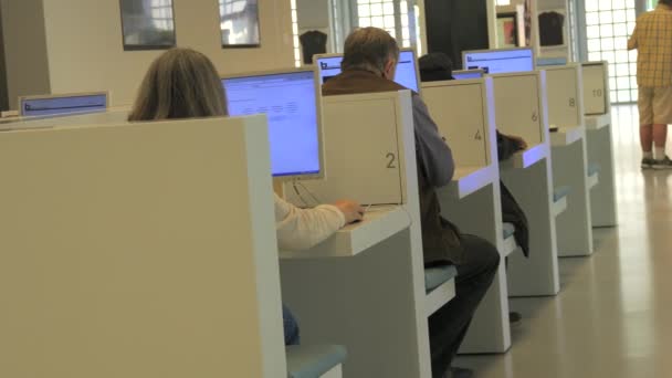 슈투트가르트 2023년 30일 사람들이 컴퓨터 앉아서 작업하는 도서관 — 비디오
