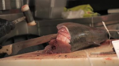 Palma de Mallorca 'daki dünyaca ünlü Olivar pazarı. Kadın elleri, ton balığı filetosunu yavaş çekimde keser. Mercado del Olivar. Balık pazarı.