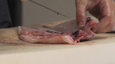 Palma de Mallorca 'daki dünyaca ünlü Olivar pazarı. Kadın elleri, ton balığı filetosunu yavaş çekimde keser. Mercado del Olivar. Balık pazarı.