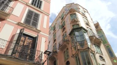 2 Temmuz 2024 - Palma de Mallorca, Mallorca: Palma şehrinde büyük mimari ve turistlerle dolu rahat bir cadde.