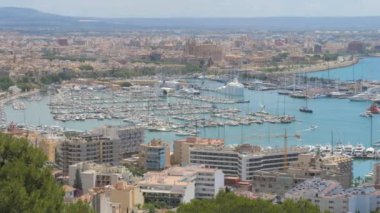 2 Temmuz 2024 - Palma de Mallorca, Mayorka: Limanın Bellver Kalesi, yat limanları ve Palma Katedrali 'nin üst manzarası.