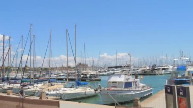 2 Temmuz 2024 - Palma de Mallorca, Majorca: Limandaki pek çok yat ve geminin gezinti güvertesinden görüntü.