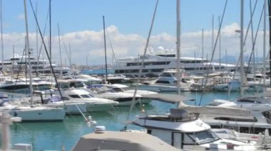 2 Temmuz 2024 - Palma de Mallorca, Majorca: Limandaki pek çok yat ve geminin gezinti güvertesinden görüntü.