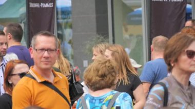 25 Mayıs 2024 - Offenburg, Almanya: Bir festivalde kalabalık. Ağır çekimde insan yürüyüşü.