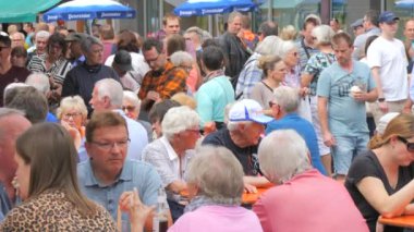 25 Mayıs 2024 - Offenburg, Almanya: Bir festivalde kalabalık. Ağır çekimde insan yürüyüşü.