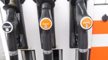 13 Haziran 2024 - Kehl, Almanya: benzin istasyonu. Benzin istasyonunun arkasında benzin olan bir silah..