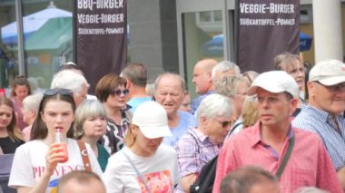 25 Mayıs 2024 - Offenburg, Almanya: Bir festivalde kalabalık. Ağır çekimde insan yürüyüşü.