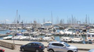 2 Temmuz 2024 - Palma de Mallorca, Majorca: Limandaki pek çok yat ve geminin gezinti güvertesinden görüntü.