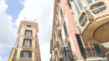 2 Temmuz 2024 - Palma de Mallorca, Mallorca: Palma şehrinde büyük mimarisi olan rahat bir cadde.