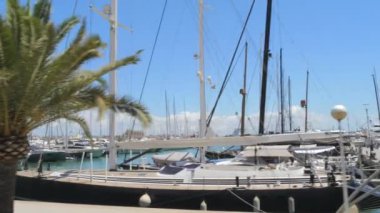 2 Temmuz 2024 - Palma de Mallorca, Majorca: Limandaki pek çok yat ve geminin gezinti güvertesinden görüntü.