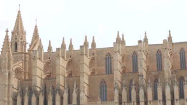 2 Temmuz 2024 - Palma de Mallorca, Mallorca: Ortaçağ mimarisinin büyük ve görkemli bir örneği, Palm Katedrali.