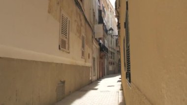 2 Temmuz 2024 - Palma de Mallorca, Mallorca: Palma şehrinde büyük mimari ve turistlerle dolu rahat bir cadde.