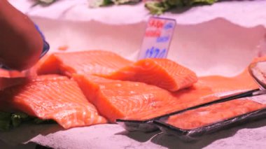 İspanya 'nın Palma de Mallorca kentindeki dünyaca ünlü Olivar pazarının tezgahlarında geniş bir deniz ürünleri seçimi var. Çeşitli taze balıklar, ahtapot, kabuklu deniz hayvanları ve kabuklular..