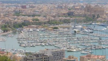 2 Temmuz 2024 - Palma de Mallorca, Mayorka: Limanın Bellver Kalesi, yat limanları ve Palma Katedrali 'nin üst manzarası.