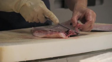 Palma de Mallorca 'daki dünyaca ünlü Olivar pazarı. Kadın elleri, ton balığı filetosunu yavaş çekimde keser. Mercado del Olivar. Balık pazarı.