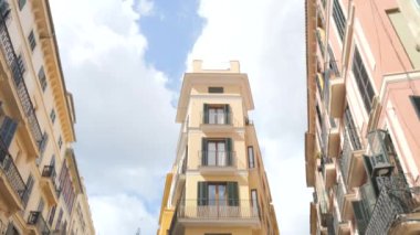 2 Temmuz 2024 - Palma de Mallorca, Mallorca: Palma şehrinde büyük mimari ve turistlerle dolu rahat bir cadde.