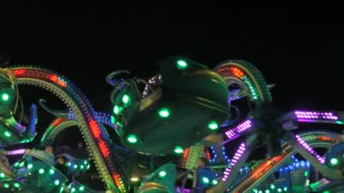 6 Nisan 2024 - Kehl, Almanya: Dokunaçlı ahtapot kafası parkında yavaş çekim gücü. Aile ve arkadaşlar için eğlence parkı. Gece eğlence sahasında dönen eğlencenin bir kısmı.