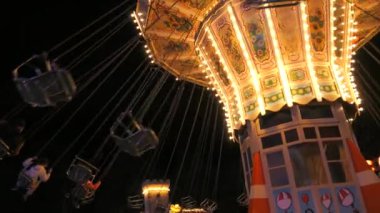 Gece vakti bir lunaparkta ağır çekimde atlı karınca. Eğlence parkında tatil eğlencesi.