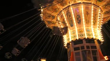 Gece vakti bir lunaparkta ağır çekimde atlı karınca. Eğlence parkında tatil eğlencesi.