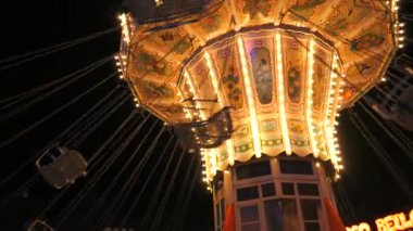 Gece vakti bir lunaparkta ağır çekimde atlı karınca. Eğlence parkında tatil eğlencesi.