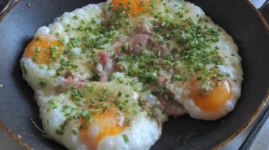 Sabah çırpılmış yumurta ve sebze, biber ve tuzlu ev mutfağı..