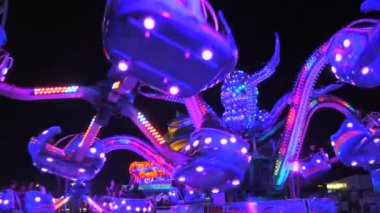 6 Nisan 2024 - Kehl, Almanya: Dokunaçlı ahtapot kafası parkında yavaş çekim gücü. Aile ve arkadaşlar için eğlence parkı. Gece eğlence sahasında dönen eğlencenin bir kısmı.