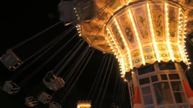 Gece vakti bir lunaparkta ağır çekimde atlı karınca. Eğlence parkında tatil eğlencesi.
