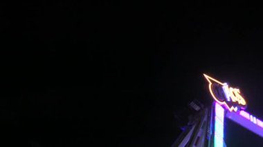 6 Nisan 2024 - Kehl, Almanya: Aydınlatılmış dönen sarkacın gece yolculuğu. Aile ve arkadaşlar için eğlence parkı. Eğlence alanında dönen çekimin parçaları yavaş çekim.