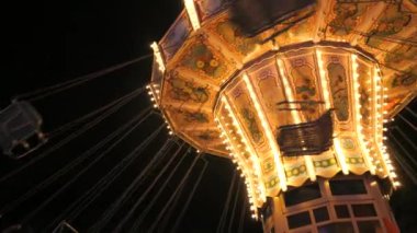 Gece vakti bir lunaparkta ağır çekimde atlı karınca. Eğlence parkında tatil eğlencesi.