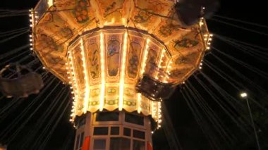 Gece vakti bir lunaparkta ağır çekimde atlı karınca. Eğlence parkında tatil eğlencesi.