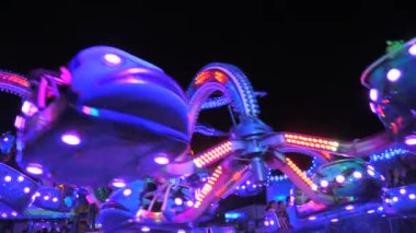 6 Nisan 2024 - Kehl, Almanya: Dokunaçlı ahtapot kafası parkında yavaş çekim gücü. Aile ve arkadaşlar için eğlence parkı. Gece eğlence sahasında dönen eğlencenin bir kısmı.