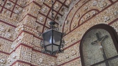 Faro, Portekiz - 17 Ocak 2025 Faro, Portekiz 'deki Bones Capela dos Ossos Şapeli' ne yakın çekim. Bu ürkütücü kilisenin duvarları insan kafataslarıyla kaplıdır.
