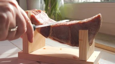 Charcuterie tahtasını çeşitli pişirilmiş et ve sosislerle masaya koymak.