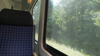 Bir Alman bölgesel treninin içine bakın. Alman bölgesel treninin rahat arabasından güzel bir manzara. Rahat bir vagon. Demiryolu vagonunda boş koltuklar. Yatay video